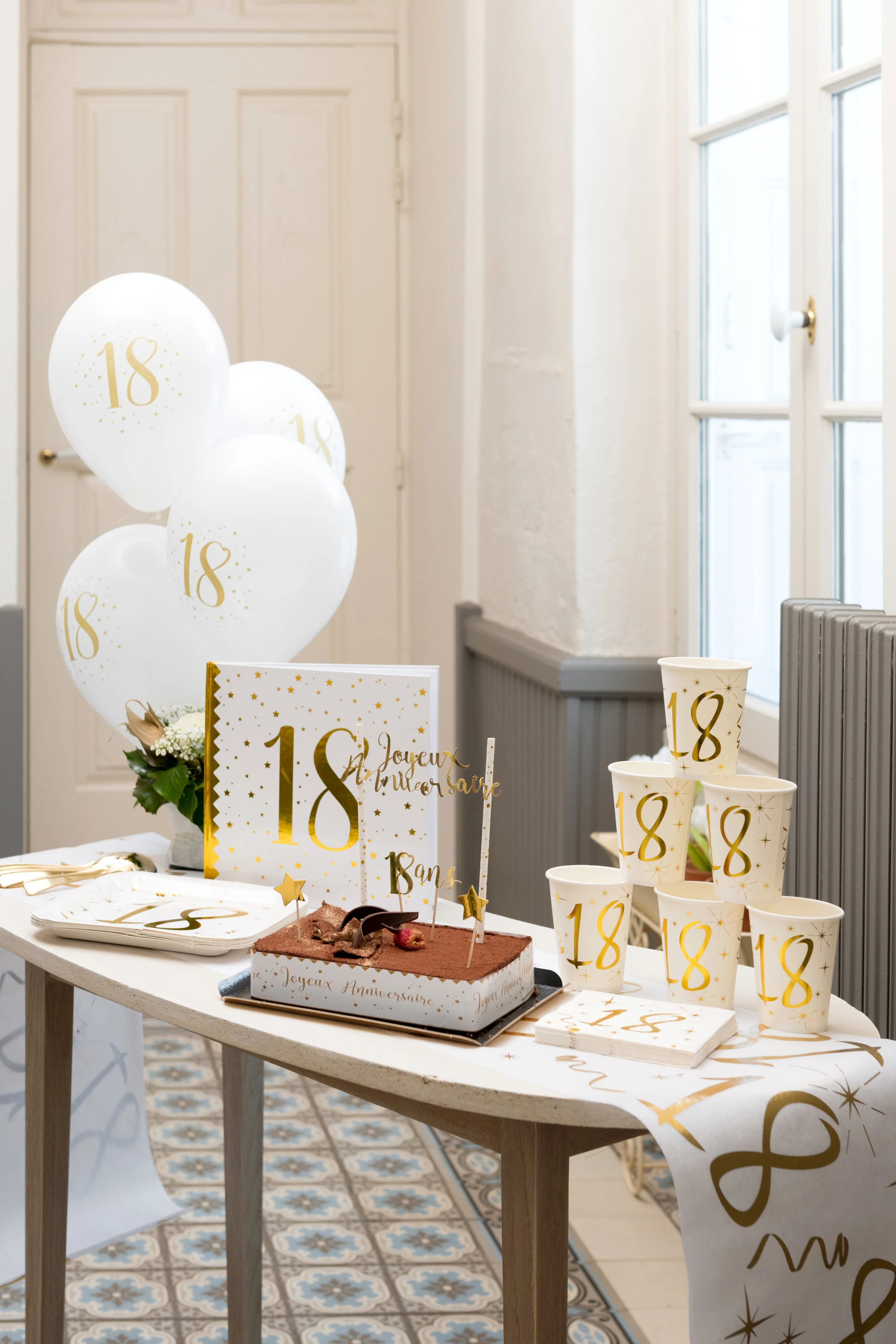Golden Elegance: Shimmering 18th Birthday Guestbook for Timeless Memories