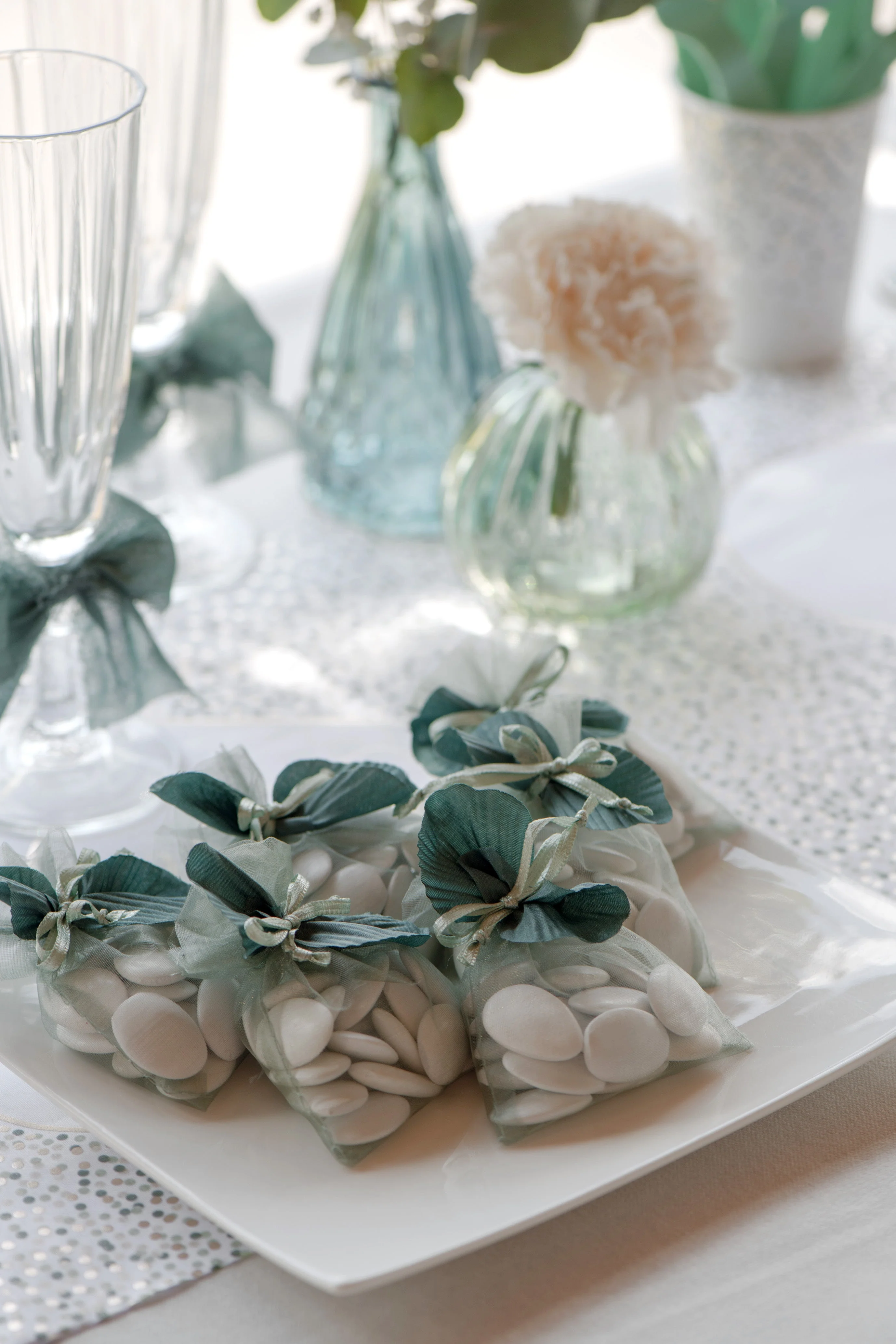 Elegant 100-Count Sky Blue Petal Set - Perfect for Stylish Birthday Parties