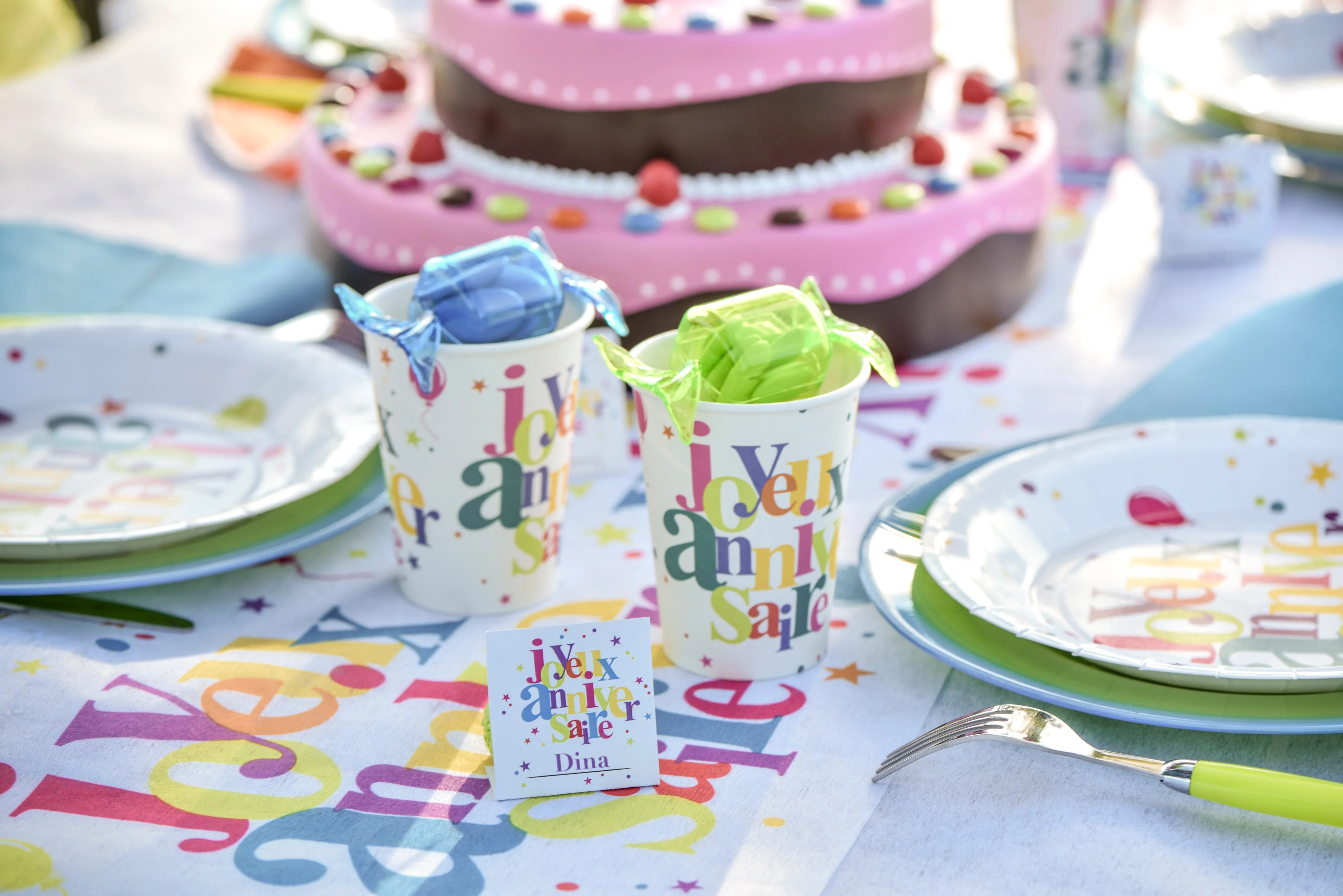 Chic Birthday Bash - Elegant Multicolor Paper Cups For Trend-Setting Parties